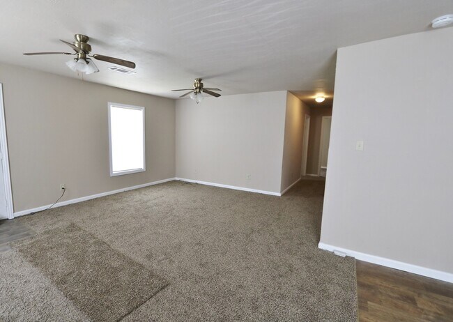 Building Photo - 7837 Broussard Rd, Beaumont TX 77713