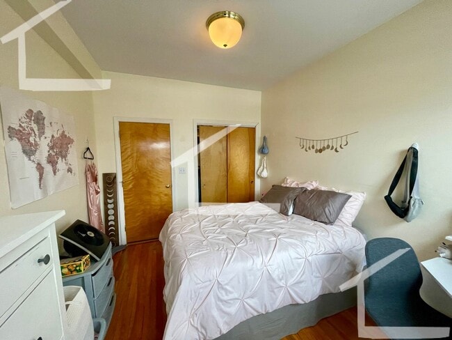 Building Photo - SUPER COZY Brighton 1 Bedroom