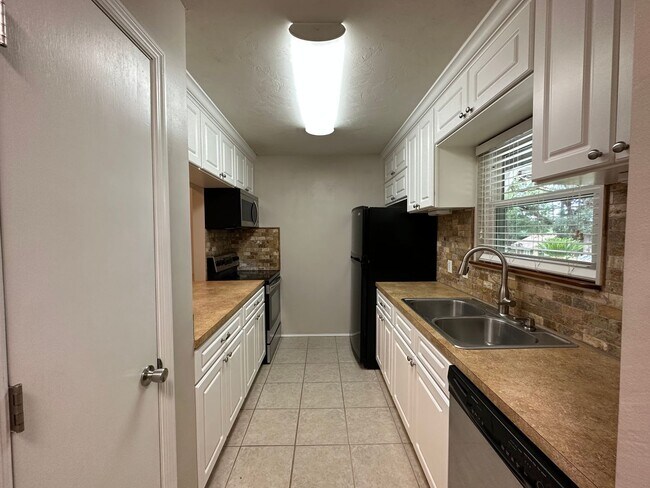Foto del edificio - Beautifully maintained 2/1 in Brewster Est...
