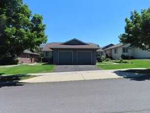 Building Photo - 882 NE Hidden Valley Dr