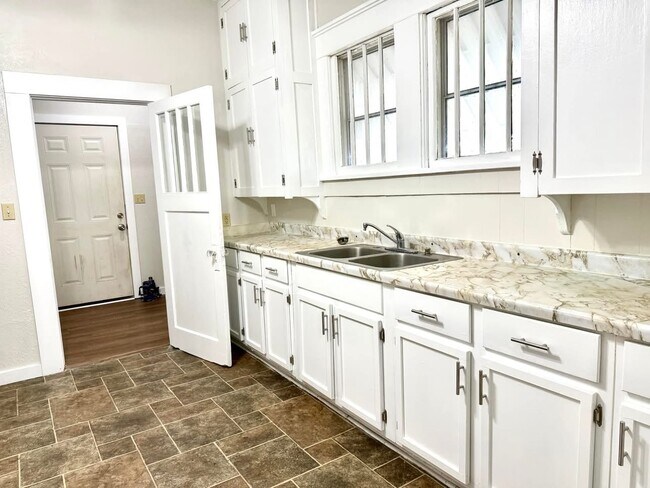 Foto del edificio - 1501 N Washington St