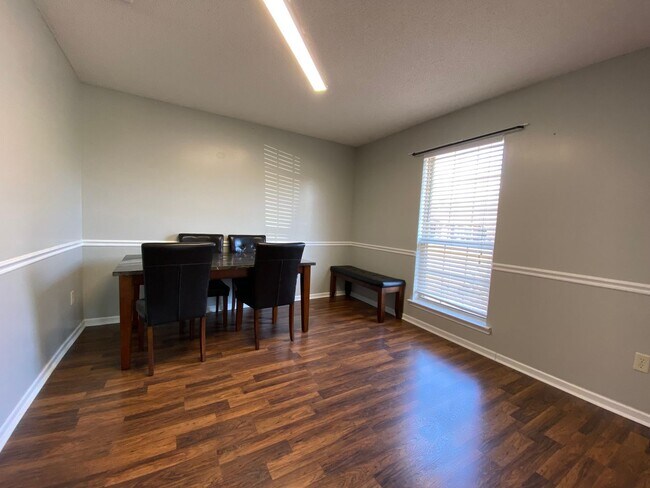 Foto del edificio - LAKE VIEWS FROM YOUR BACKYARD!