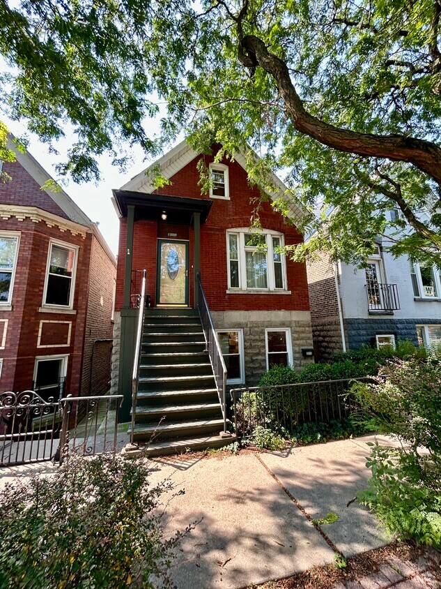 Primary Photo - 2221 W Medill Ave