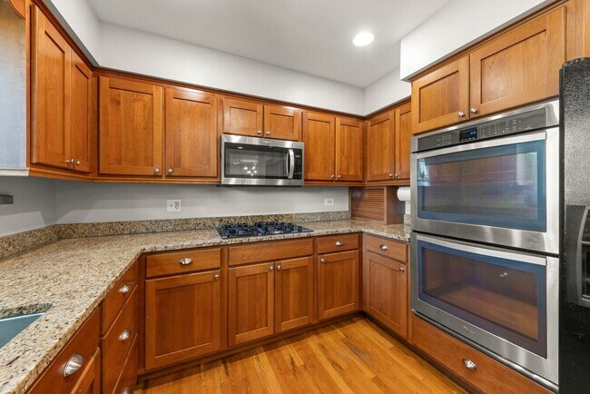 Building Photo - 10S160 Alma Ln