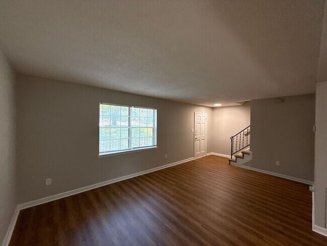 Building Photo - This 3 bedroom, 2.5 bathroom townhouse is ...