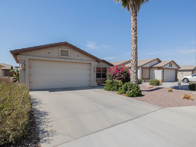 Foto principal - 3431 E Torrey Pines Ln