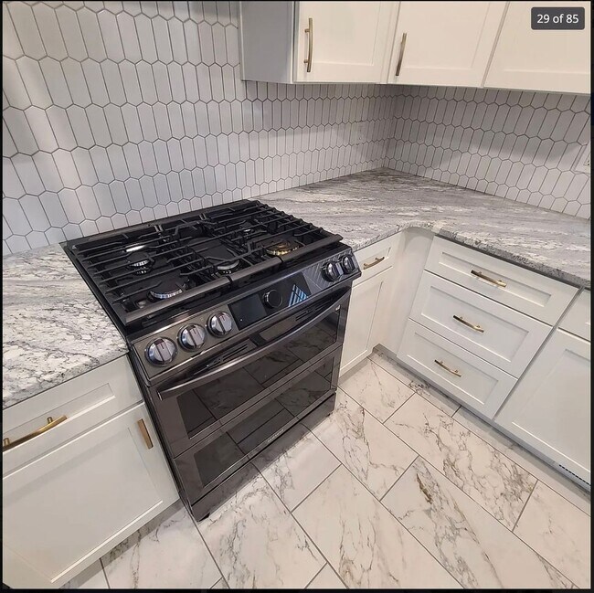 Foto del edificio - Spacious 5BR House in Cleveland via The Cu...