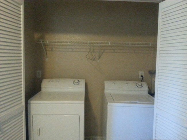 Building Photo - Riley Duplex