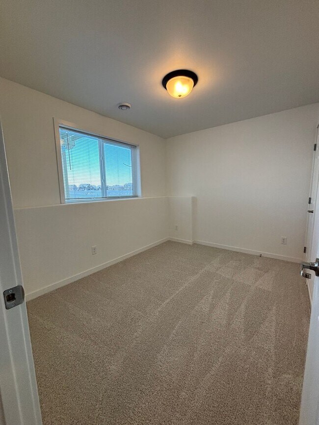 Building Photo - 3 Bed 3 Bath Townhome