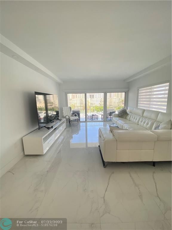 Primary Photo - 300 Bayview Dr