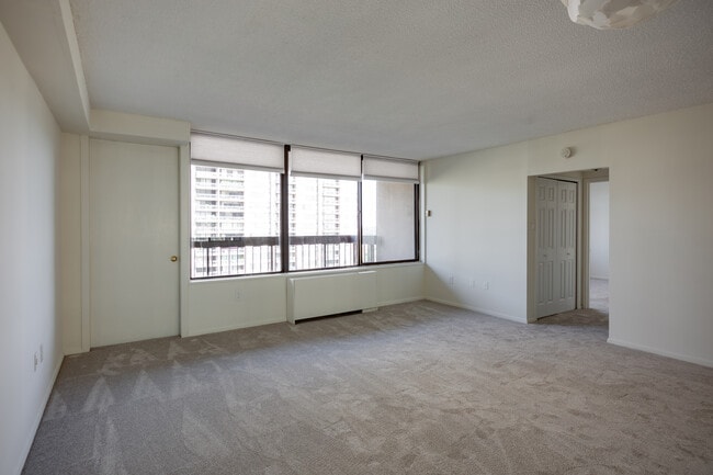 Living room - 3701 S George Mason Dr