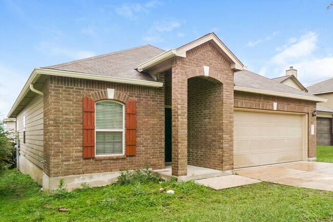 Foto del edificio - Spacious 3-Bedroom Brick Home