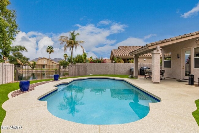 Building Photo - 6230 W Irma Ln