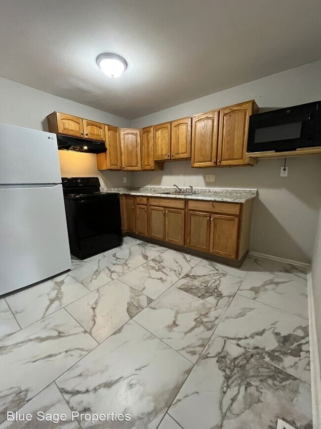 Building Photo - 3 br, 1.5 bath House - 213 E 24th St