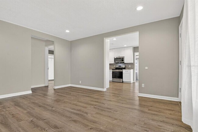 Building Photo - 815 W Lowry Ln