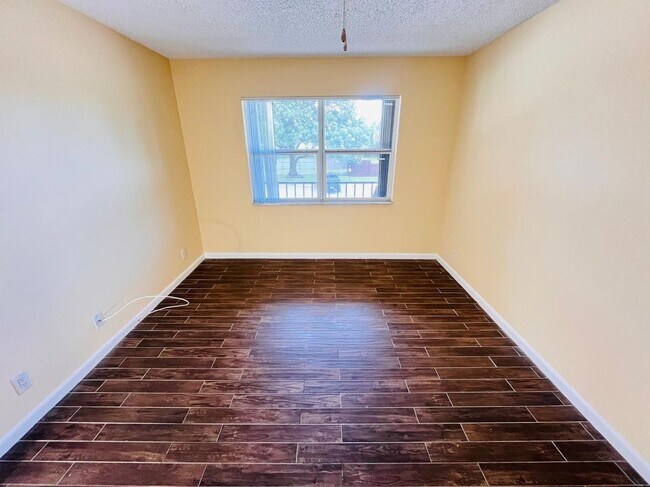 Foto del edificio - 5985 Forest Hill Blvd