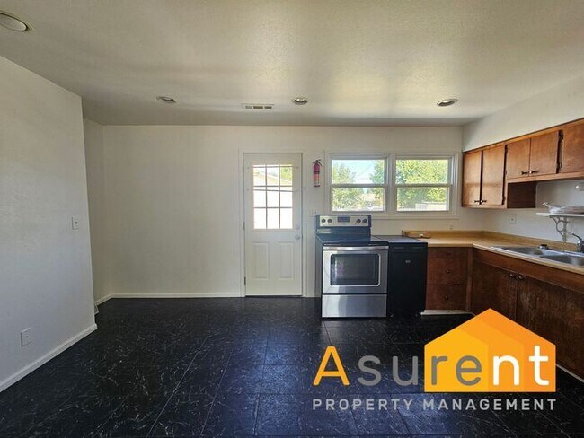 Foto del edificio - Spacious 3-Bedroom, 2-Bath Home in Convenient Medford Location