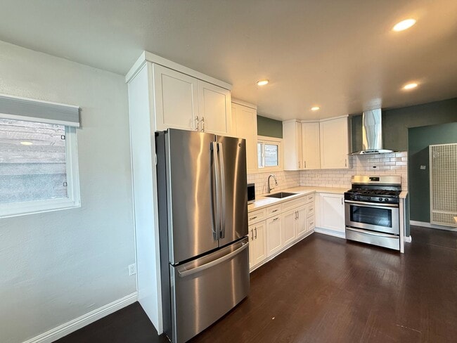 Foto del edificio - Charming Long Beach Home with Bonus Spaces!
