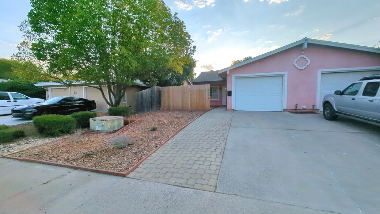 Foto principal - 10402 S White Rock Rd