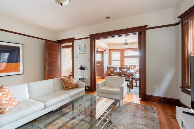 Building Photo - 26 NE 11th Ave