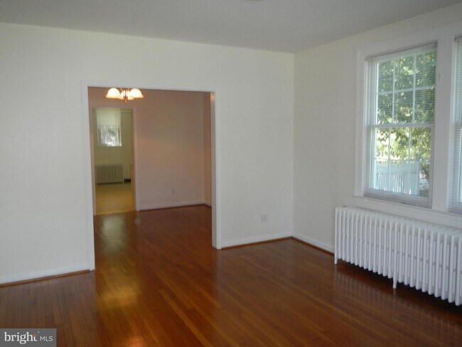 Foto del edificio - 4612 Maple Ave