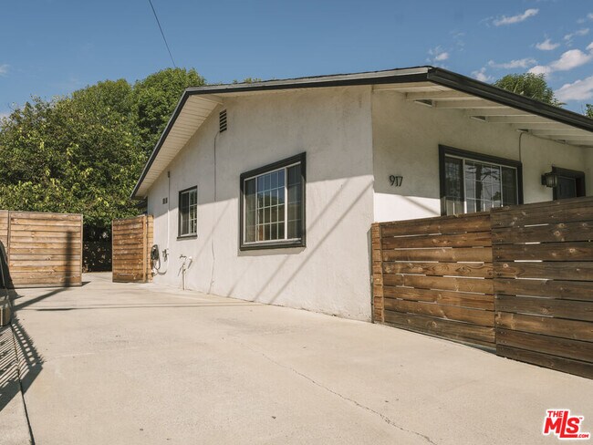 Building Photo - 917 N Ave 51