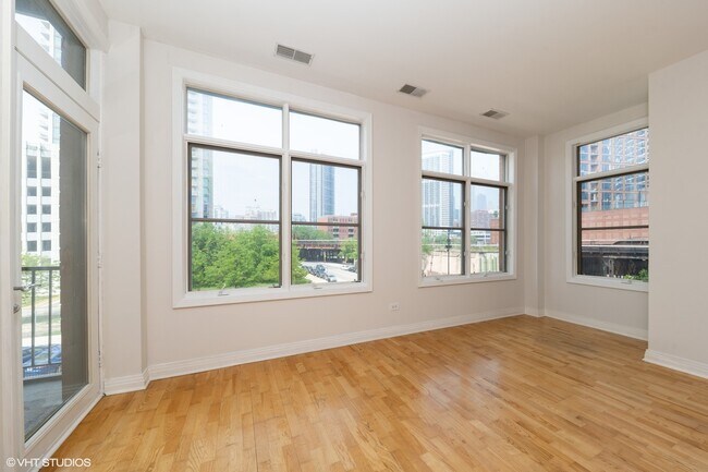 Foto del edificio - 330 N Clinton St