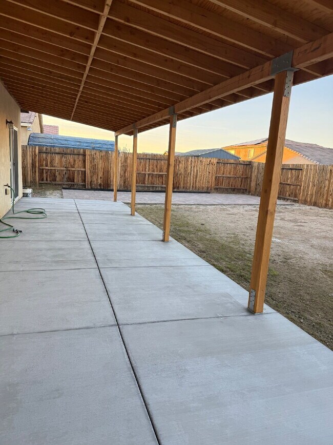 Foto del edificio - Solor Savings!  Beautiful modern interior with open floorplan for entertaining.  Large backyard w...