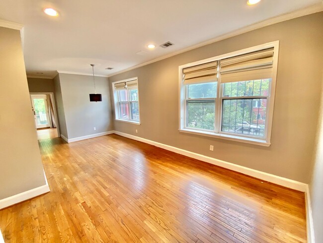 Foto del edificio - Logan/Dupont 1BR 1BA unit with hardwood fl...