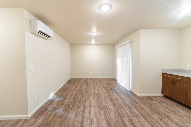 Building Photo - 1041 Schurman Dr S