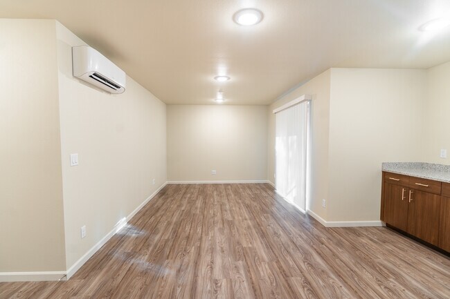 Building Photo - 1051 Schurman Dr S