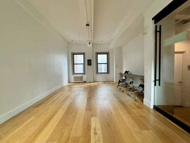 Building Photo - 5 W 37th St