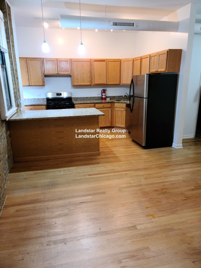 Building Photo - 650 W Briar Pl