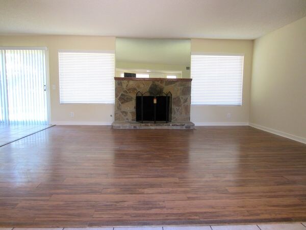 Building Photo - 39739 Country Club Dr
