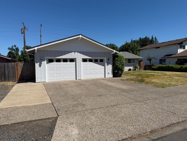 Building Photo - Large updated 4 bedroom, 2 bathroom home in Springfield!
