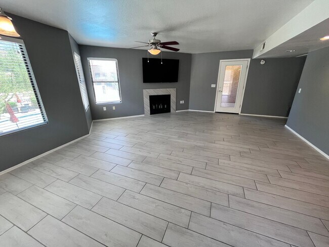 Building Photo - NE-3 bd/ 2bd Condo in gated community!