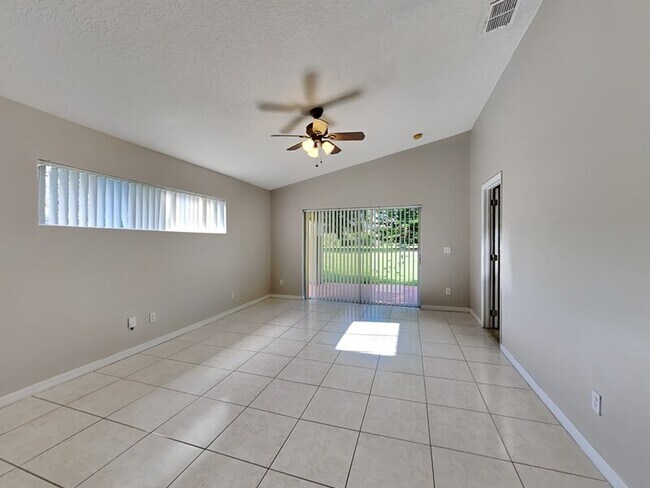 Foto del edificio - 12806 Sophiamarie Loop