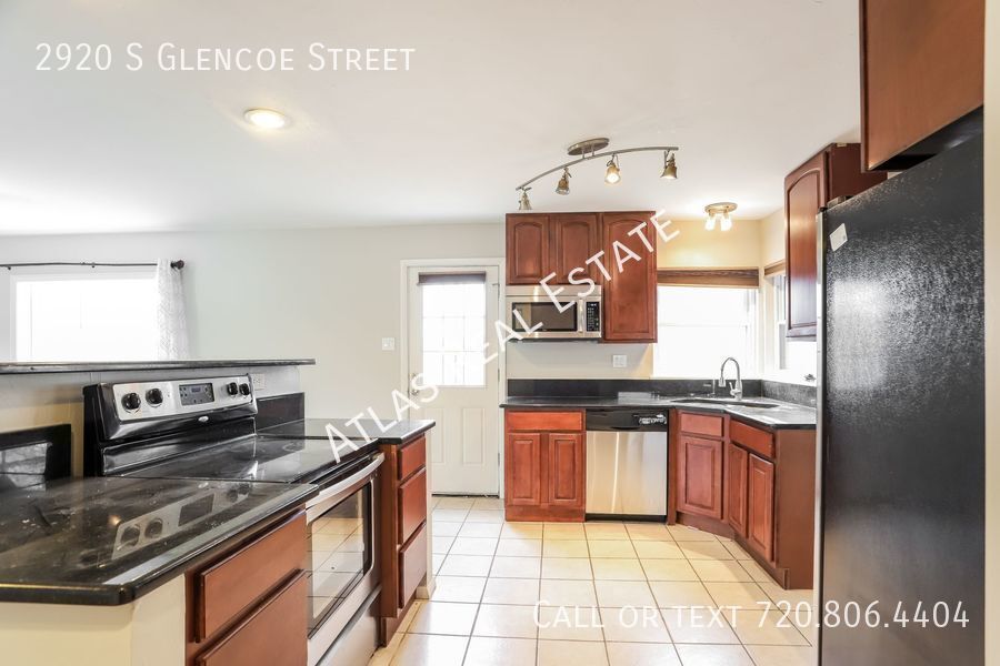 Foto principal - Beautifully updated University Hills Home