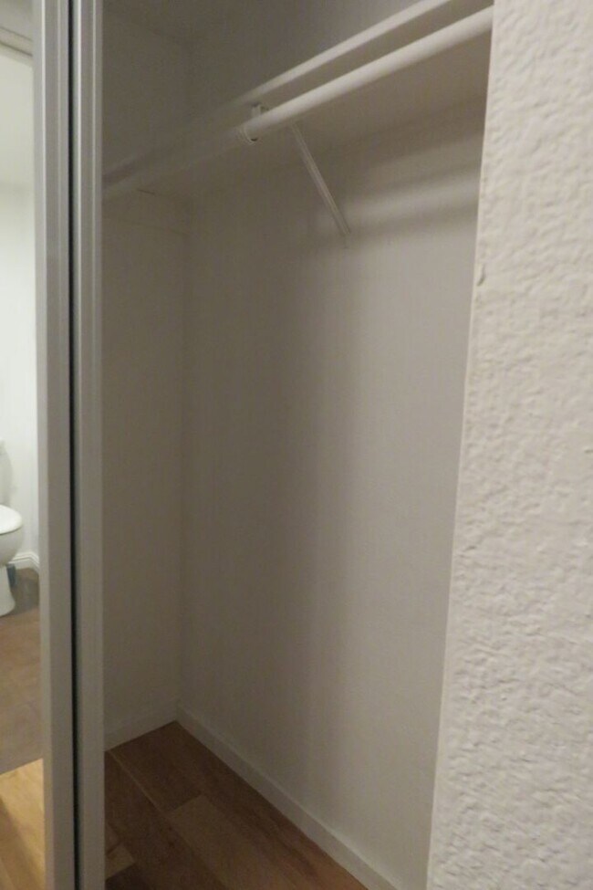Foto del edificio - LARGE STUDIO IN SUNNY MISSION W/PARKING