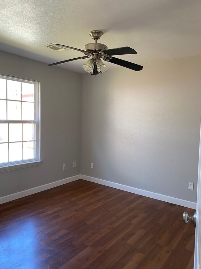 Building Photo - 305 Cedar Creek Dr