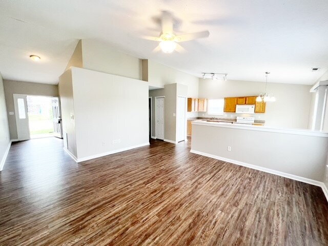 Foto del edificio - MCCORDSVILLE 3BR/2BA RANCH ON POND!