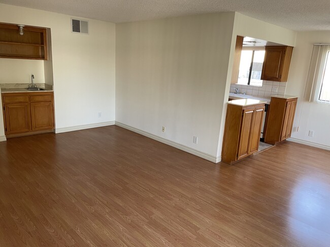 Building Photo - 121 S Swall Dr