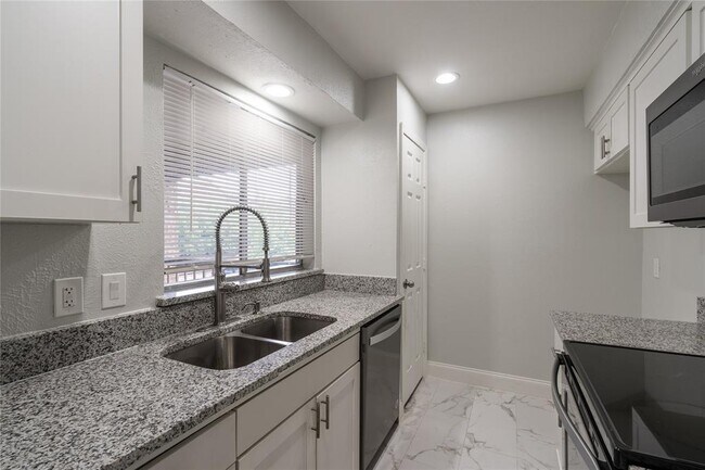 Building Photo - 5132 Amesbury Dr