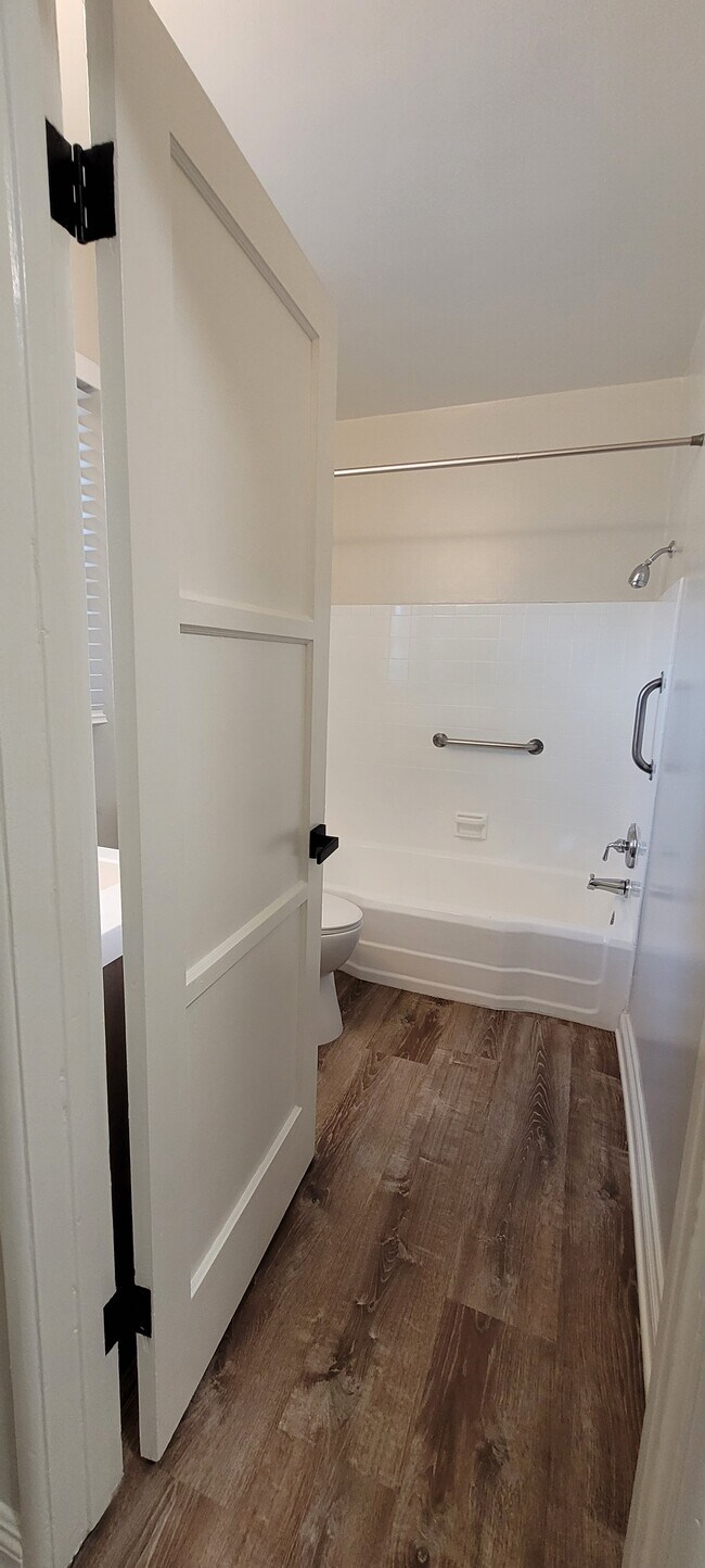 Remodeled bathroom - 5317 Cahuenga Blvd