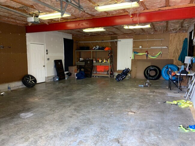 Large garage 1 entry to home - 167 Country Est