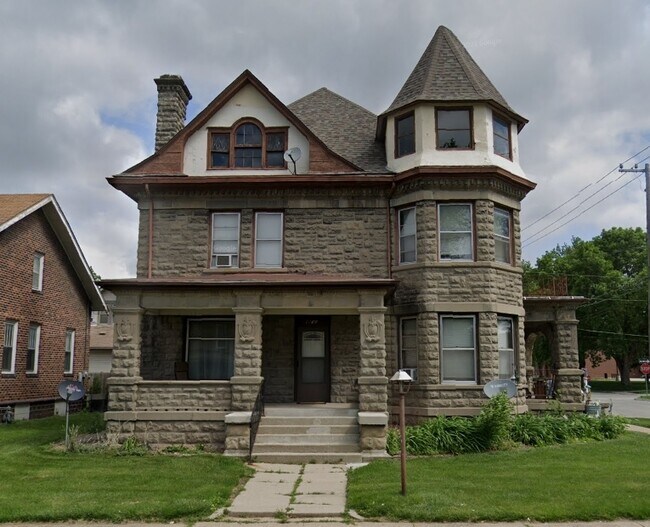 Exterior of 1530 - 1530 5th Ave N