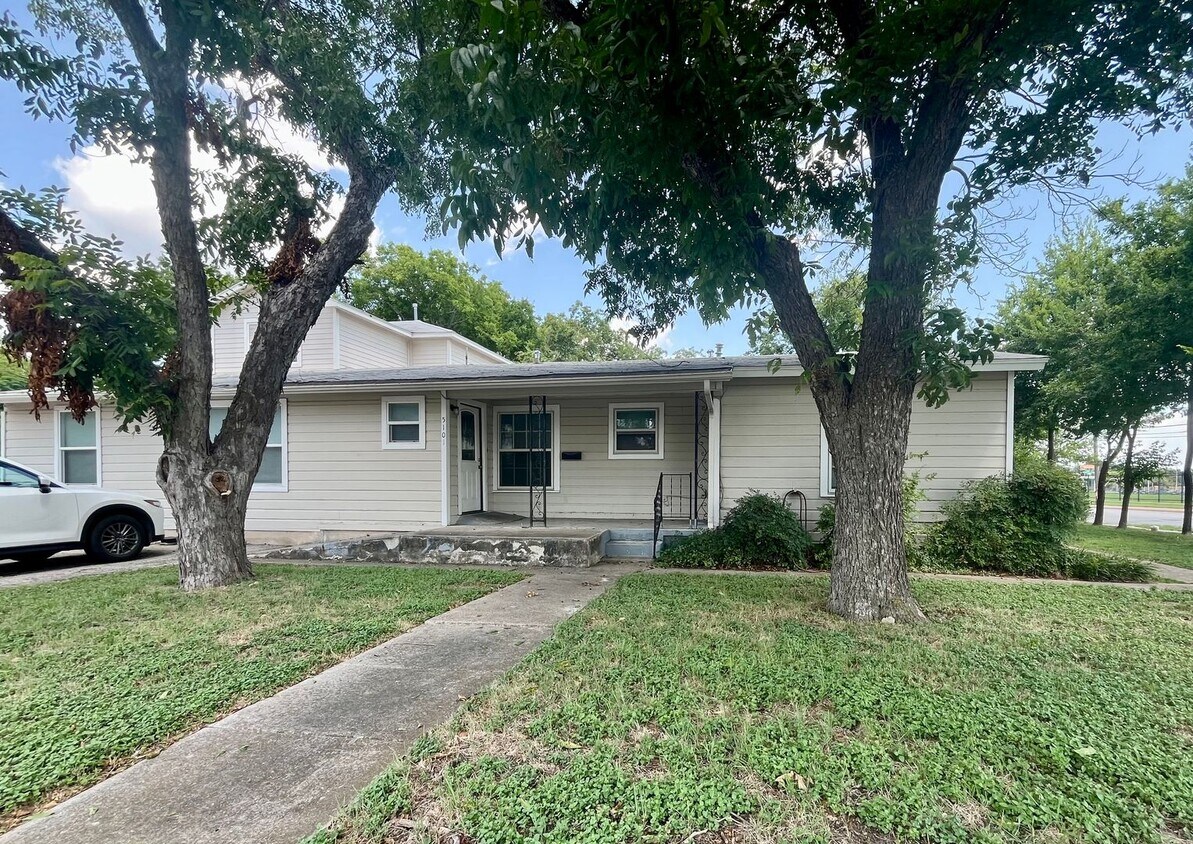 Primary Photo - 5/2 Duplex - 51st/Guadalupe - Fenced Yard