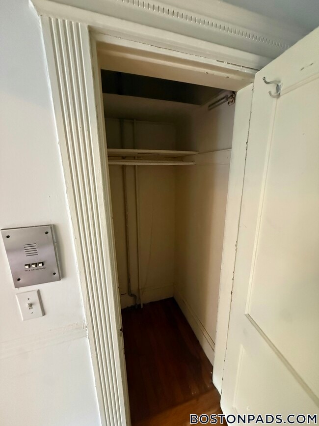 Foto del edificio - 28 Westland Ave