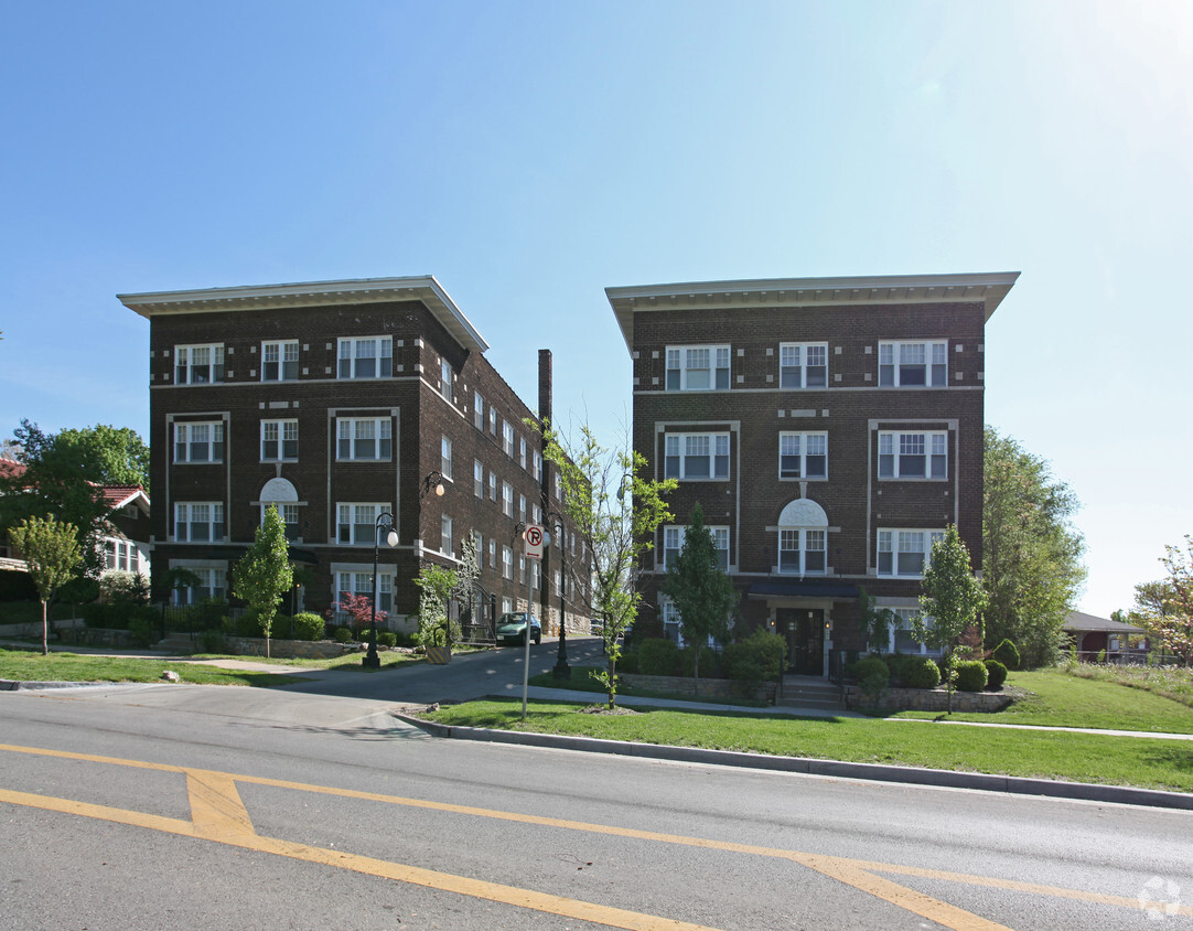 Primary Photo - Gladstone Apartments