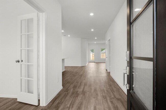 Building Photo - 2830 S Ridgeway Dr